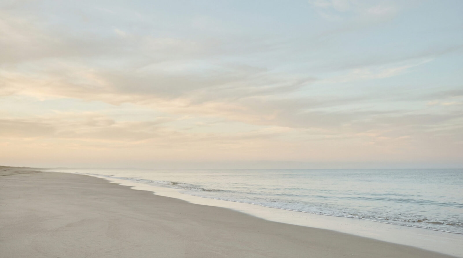 Wide minimal beach